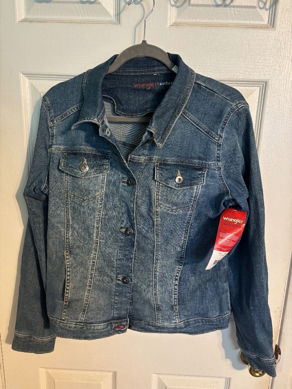 New with tags Wrangler women’s denim jacket Size Large
